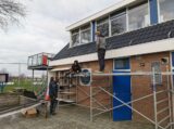 Plaatsing zonnepanelen (deel 2) op dak van kantine op zaterdag 28 januari 2023 (2/22)
